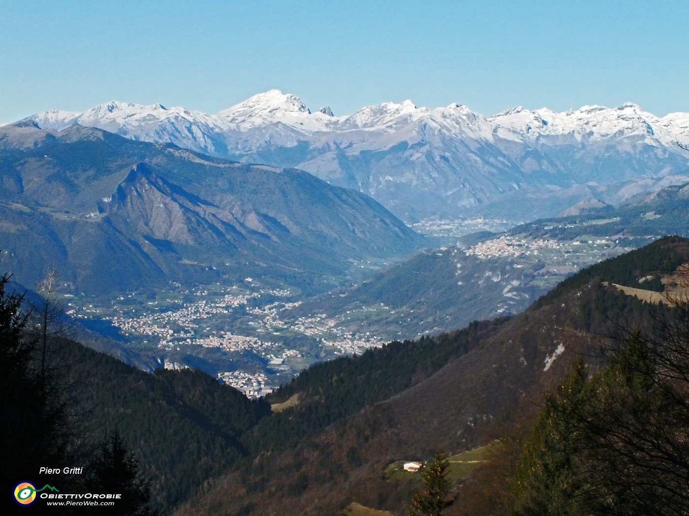 24 Vista verso la Val Borlezza con Sovere e Bossico e , sullo sfondo, le Orobie di Val Serrana.JPG